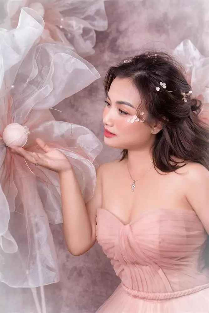 Mới đây trên trang cá nhân, Quỳnh Trần JP gây chú ý khi tung loạt ảnh mới toanh của bản thân. "Gần mực thì đen nhưng gần em anh sẽ được hạnh phúc", cô "thả thính".