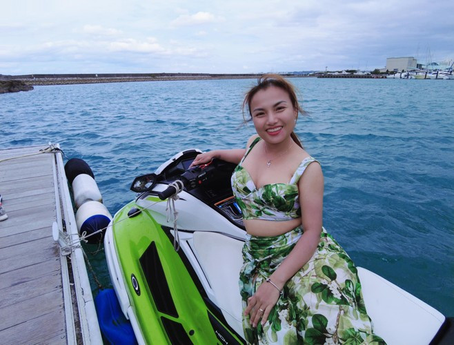 Cách đây không lâu, Quỳnh Trần JP tiết lộ đã về Việt Nam thuê ngôi nhà 2 tầng có 9 phòng ngủ, 11 nhà vệ sinh. Bất động sản này từng là khách sạn, hiện tại mẹ bé Sa sẽ thuê lại để vừa ở, vừa phục vụ công việc kinh doanh.