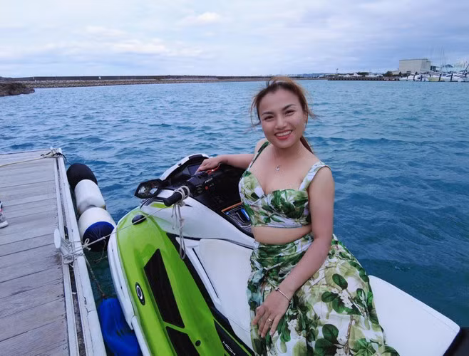 Cách đây không lâu, Quỳnh Trần JP tiết lộ đã về Việt Nam thuê ngôi nhà 2 tầng có 9 phòng ngủ, 11 nhà vệ sinh. Bất động sản này từng là khách sạn, hiện tại mẹ bé Sa sẽ thuê lại để vừa ở, vừa phục vụ công việc kinh doanh.