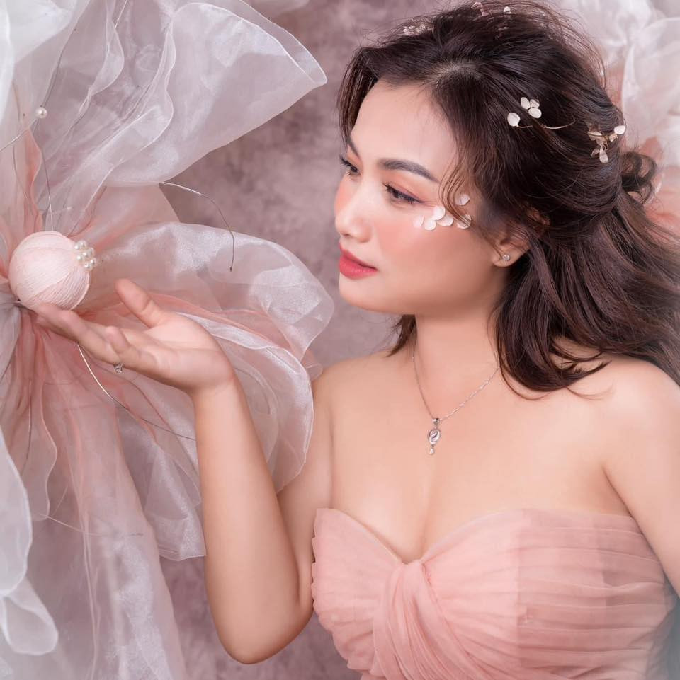 Đồng hành cùng Quỳnh Trần trong suốt quá trình "đập đi xây lại" là Bà Nhân Vlog.