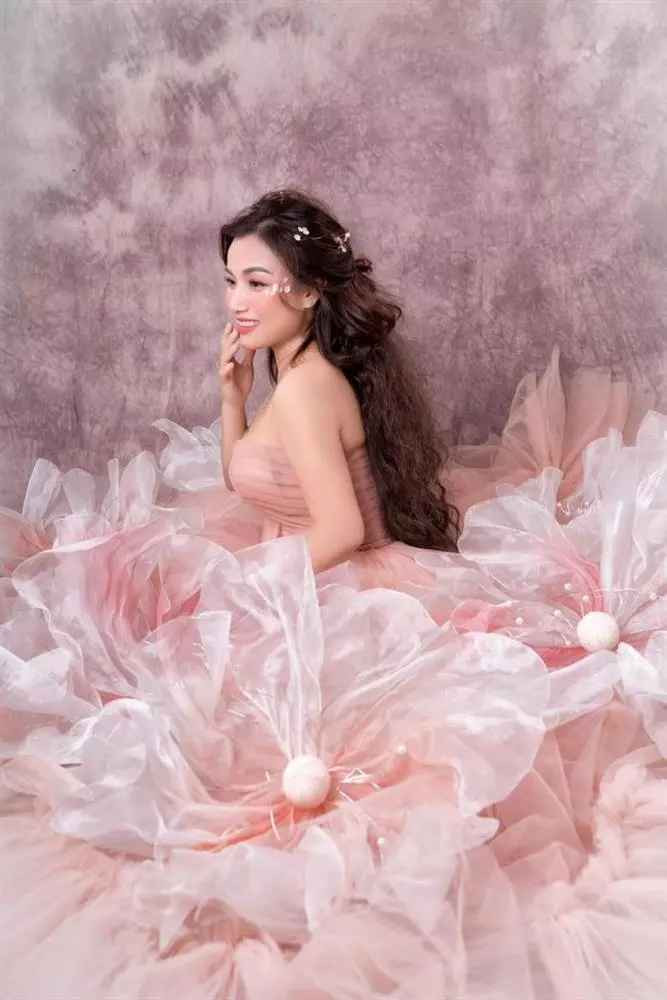 Khoảnh khắc lập tức nhận về sự quan tâm lớn bởi đây là bộ ảnh đầu tiên đánh dấu sự lột xác của Quỳnh Trần JP sau quá trình phẫu thuật thẩm mỹ cách đây không lâu.