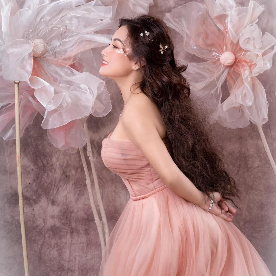 Lần lên sóng này, hiện tượng mạng diện bộ váy màu hồng phấn, được thiết kế điệu đà. Quỳnh Trần JP cũng làm tóc, trang điểm, khác hẳn những lần lên đồ giản dị trước đó.