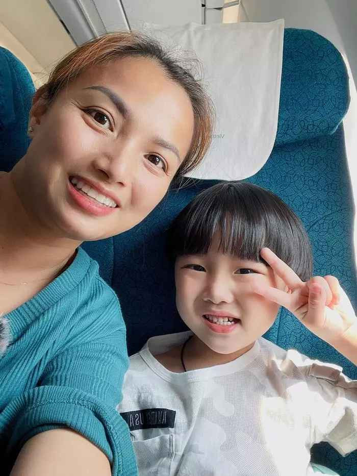 Quỳnh Trần JP tiến hành cắt chỉ, không còn cảm giác đau đớn. Phần đuôi chân mày chỉ còn vài vết bầm nhỏ và sẽ nhanh chóng tan sau thời gian ngắn nữa.