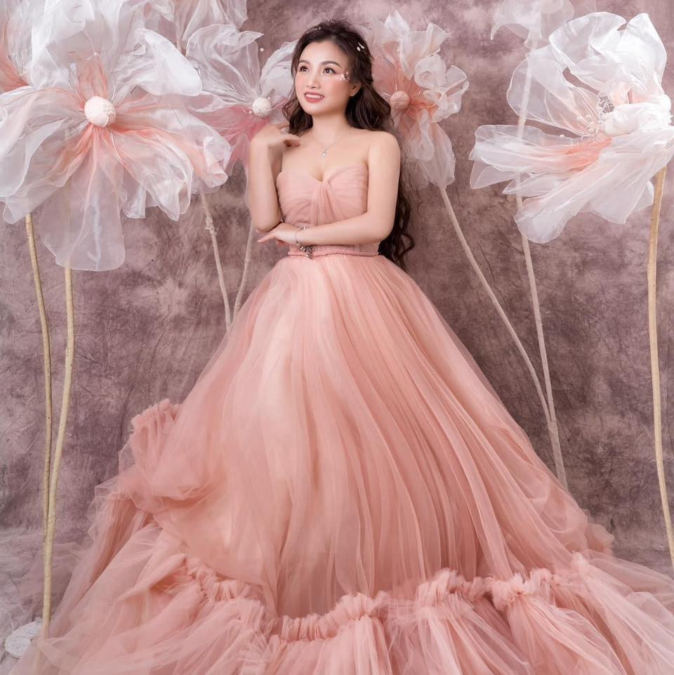 Được biết lần dao kéo này, mẹ bé Sa đã làm mắt, căng da mặt, phẫu thuật vòng 1 để có diện mạo tự tin hơn.