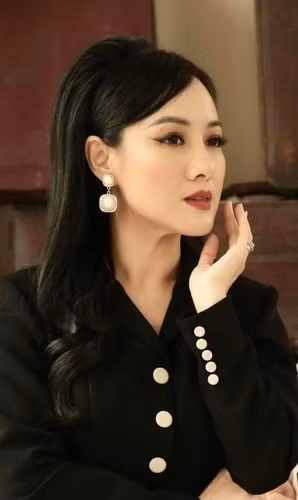 Chia sẻ bí kíp giữ gìn nhan sắc, Hoài Anh cho biết một phần mình được ba mẹ sinh ra có nước da trắng trẻo, một phần vì bản thân luôn cố gắng duy trì chế độ sinh hoạt và lối sống healthy nên trẻ hơn tuổi thật một chút.