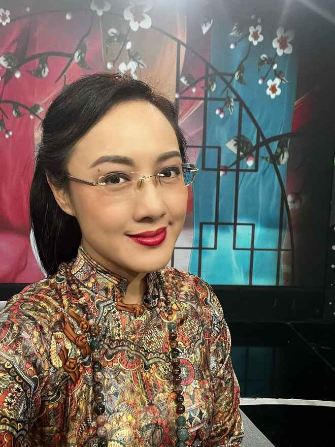 Mới nhất, khi lọt vào camera thường của đồng nghiệp, BTV Hoài Anh một lần nữa gây sốc vì vẻ ngoài trẻ trung, đặc biệt là làn da căng bóng - thứ được ví như “thước đo” của tuổi tác.