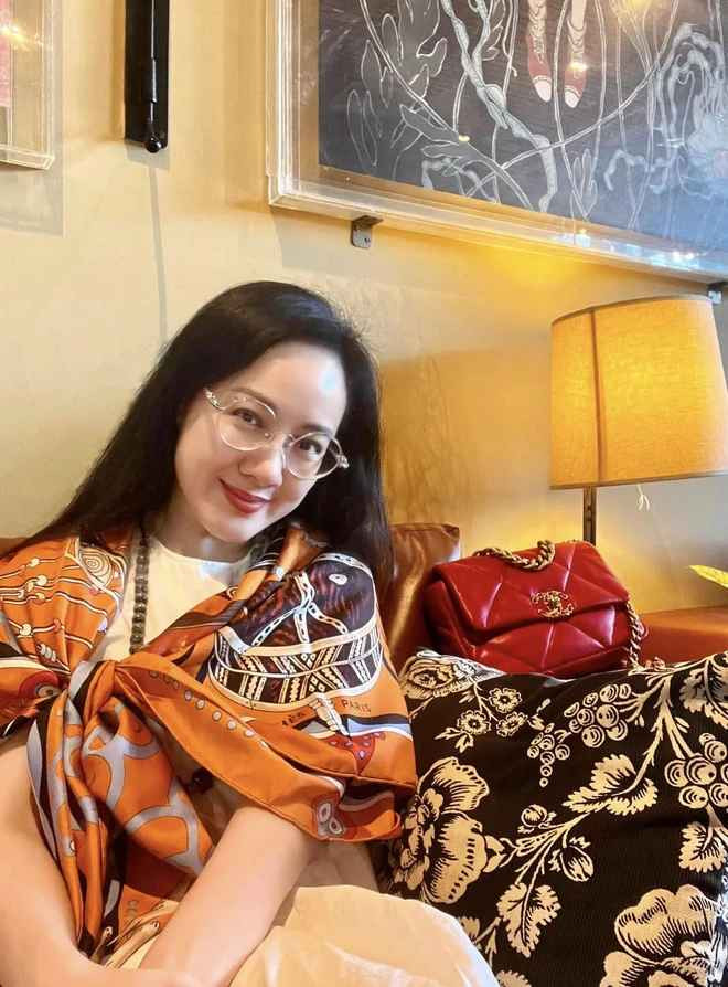 Dù đã không còn dẫn bản tin Thời sự 19h nhưng BTV Hoài Anh (Nguyễn Hoài Anh, sinh năm 1980) vẫn là cái tên quen thuộc với khán giả truyền hình cả nước.