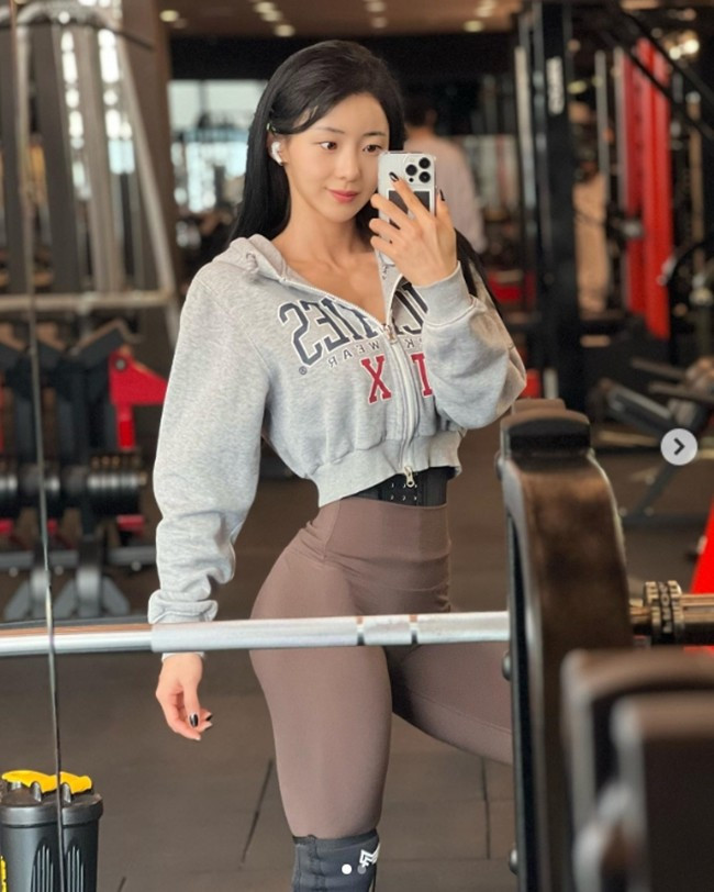 Những ngày đầu đến phòng tập khá khó khăn với Mu Ni. Các bài tập nặng, cường độ cao khiến cô mệt mỏi, nhiều lúc muốn bỏ cuộc.