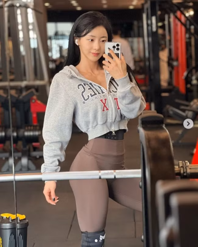 Những ngày đầu đến phòng tập khá khó khăn với Mu Ni. Các bài tập nặng, cường độ cao khiến cô mệt mỏi, nhiều lúc muốn bỏ cuộc.