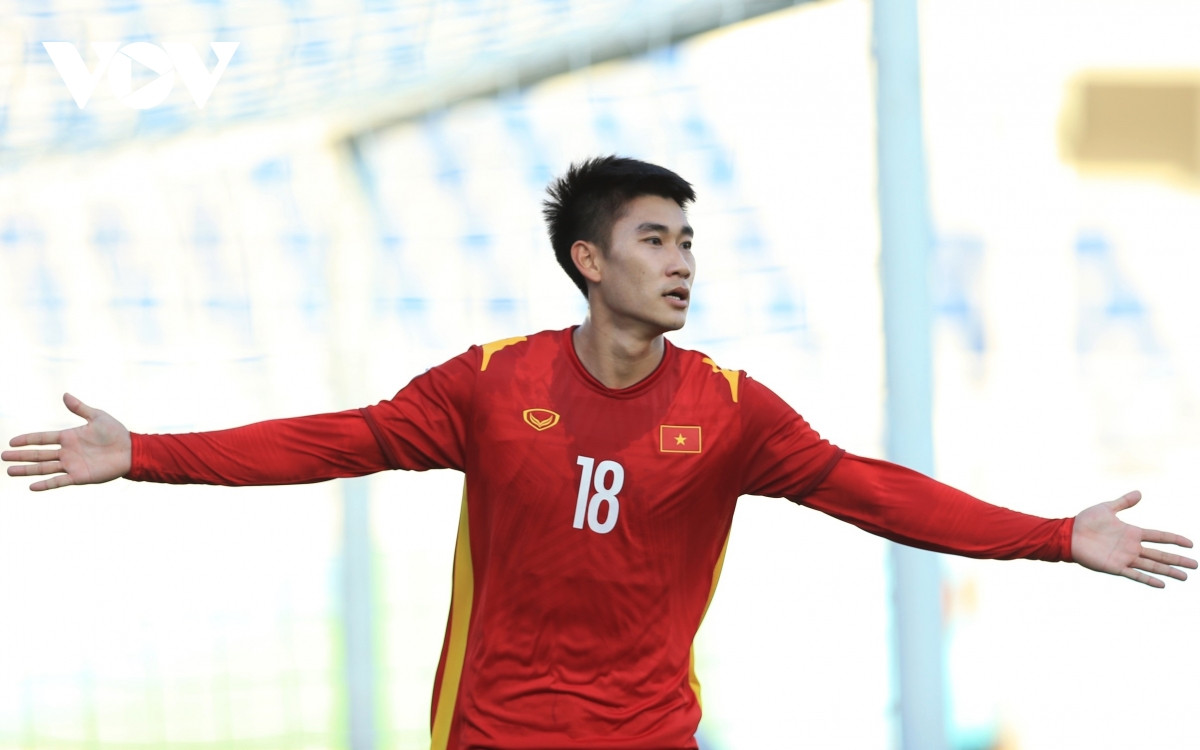 Phải thừa nhận rằng, khi được trả về vị trí tiền đạo sở trường, Mạnh Dũng như hổ mọc thêm cánh.