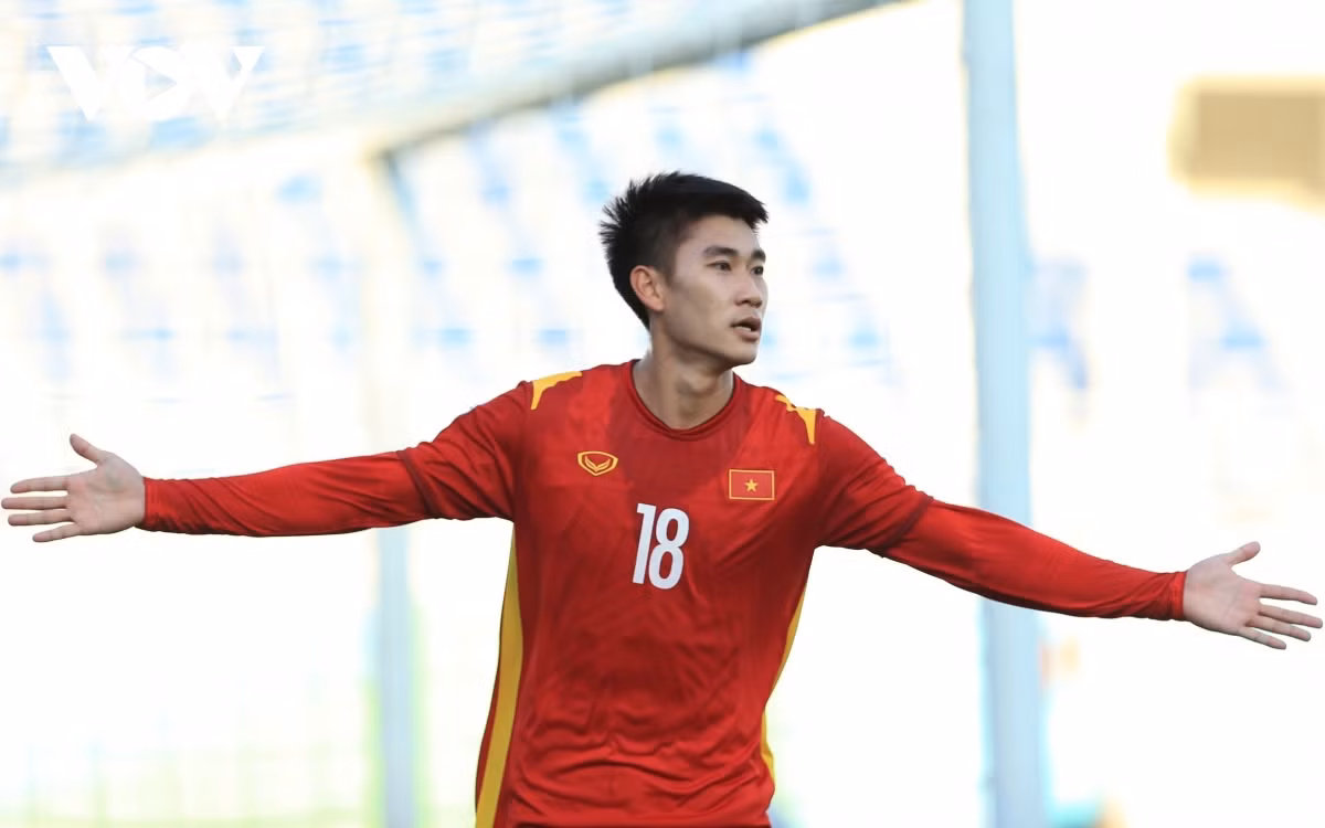 Phải thừa nhận rằng, khi được trả về vị trí tiền đạo sở trường, Mạnh Dũng như hổ mọc thêm cánh.