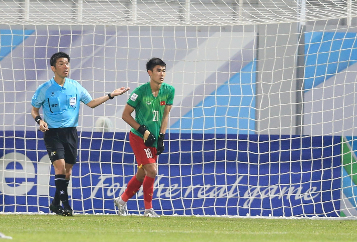 90+2', nhận bóng từ cự ly 6m, Hussain Ahmed bay người đánh đầu đưa bóng dội xà ngang. Mạnh Dũng chạm nhẹ tay vào bóng trong tình huống này.