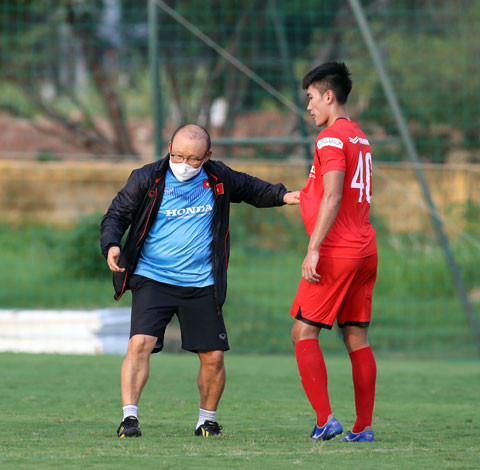 HLV Park Hang Seo từng chỉ bảo rất nhiều cho Mạnh Dũng trong những buổi tập về vị trí nghịch đảo ở hàng phòng ngự.