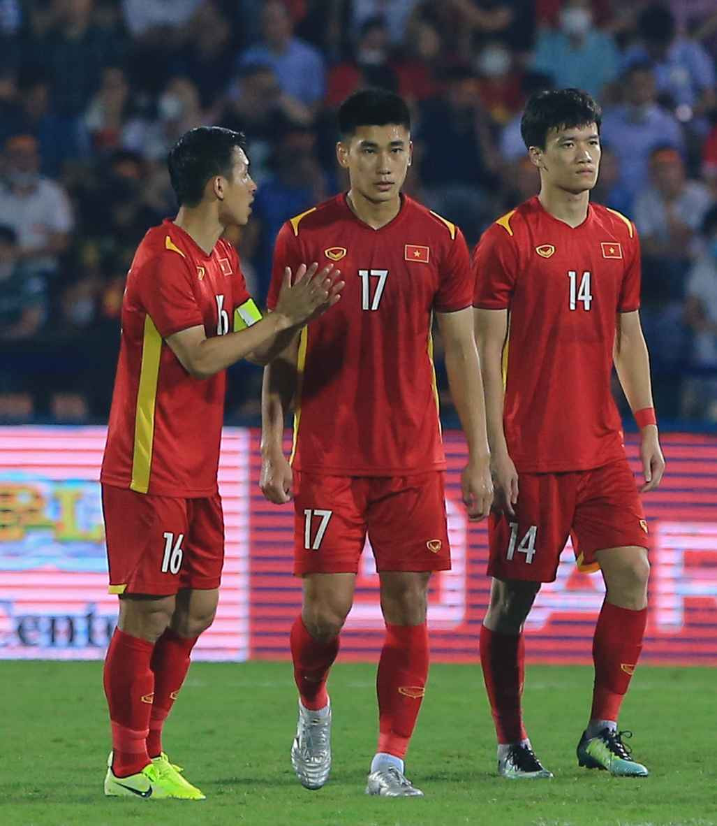 Khi HLV Park Hang Seo cầm U23 Việt Nam tại SEA Games 31, NHM đã quen với hình ảnh Nhâm Mạnh Dũng được kéo về đá vị trí trung vệ.