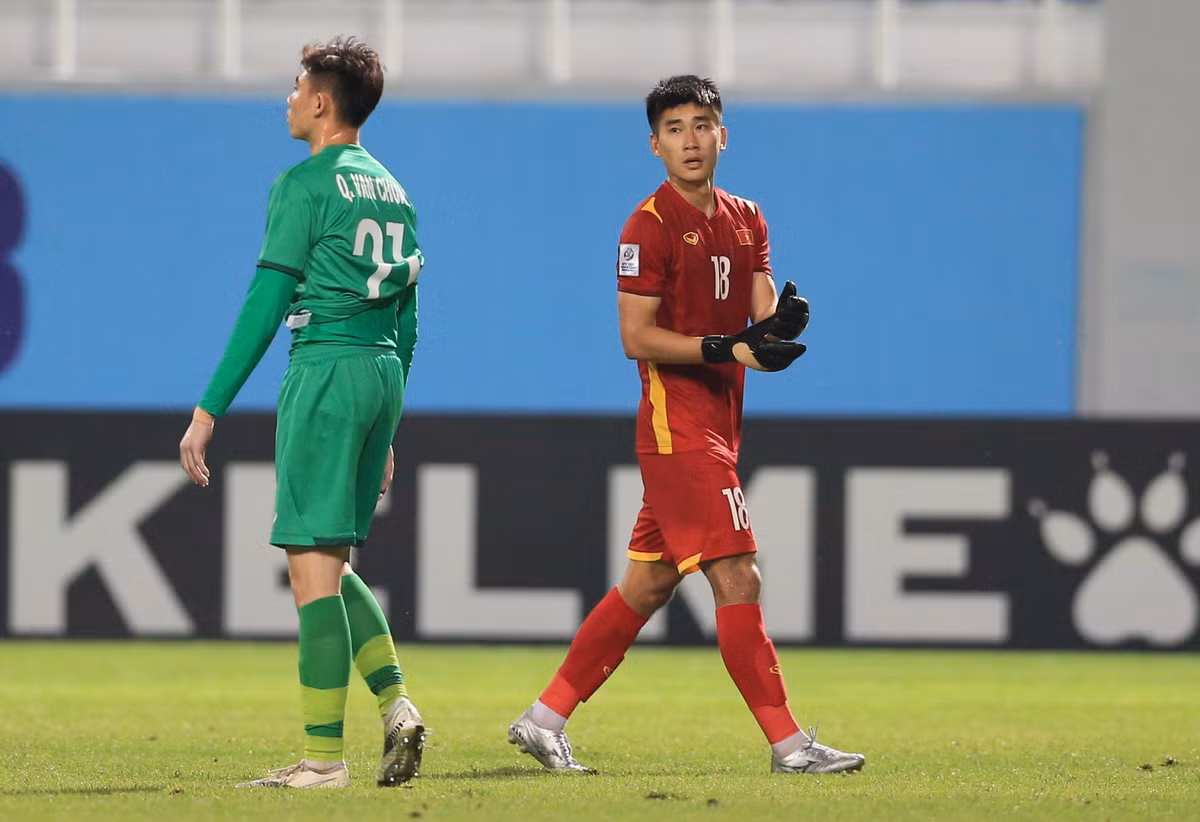 Trong những phút đứng gôn, Mạnh Dũng có những pha xử lý chắc chắn để hóa giải nguy hiểm trước những chân sút của Ả Rập Xê Út.