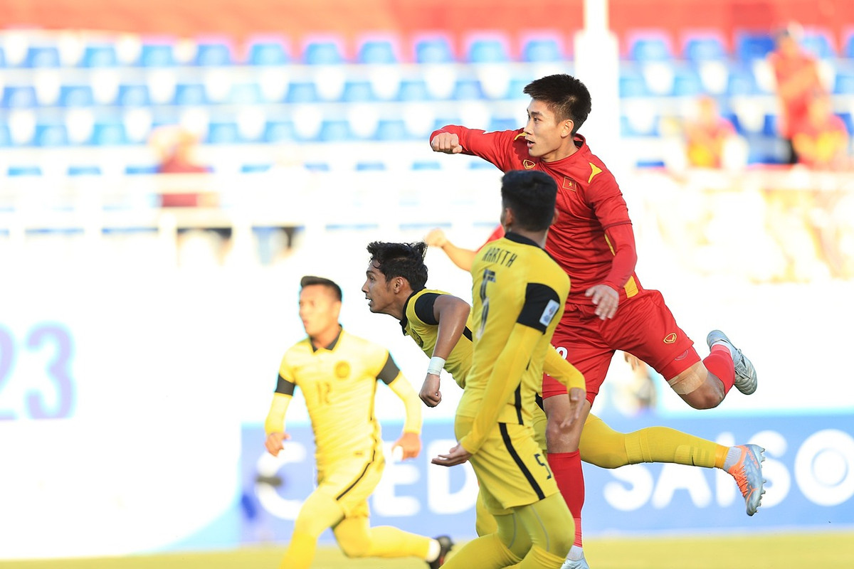 Tại VCK U23 châu Á, Nhâm Mạnh Dũng cũng góp dấu giày của mình trong bàn thắng vào lưới U23 Malaysia ở lượt trận cuối và đó cũng là pha lập công bằng đầu.