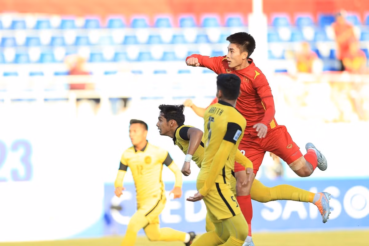 Tại VCK U23 châu Á, Nhâm Mạnh Dũng cũng góp dấu giày của mình trong bàn thắng vào lưới U23 Malaysia ở lượt trận cuối và đó cũng là pha lập công bằng đầu.