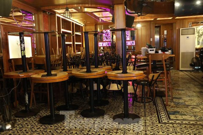 Hàng quán đóng cửa, bàn ghế trước đây bày la liệt từ trong ra giữa đường giờ đã được thu dọn chất đống trong nhà.