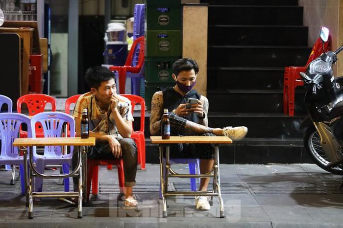 Nhiều người chỉ biết ngồi tạm tại một vài quán bia nhỏ lẻ bấm điện thoại vì không còn các hoạt động vui chơi ở quán bar, vũ trường...