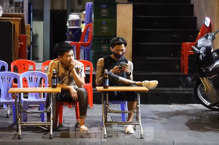 Nhiều người chỉ biết ngồi tạm tại một vài quán bia nhỏ lẻ bấm điện thoại vì không còn các hoạt động vui chơi ở quán bar, vũ trường...