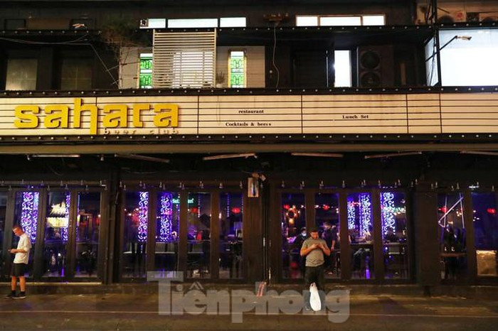 Những quán bar, beer club đóng cửa im lìm, tắt điện tối thui sau lệnh cấm của cơ quan chức năng.
