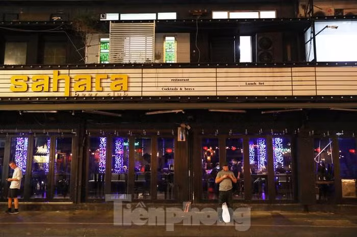 Những quán bar, beer club đóng cửa im lìm, tắt điện tối thui sau lệnh cấm của cơ quan chức năng.