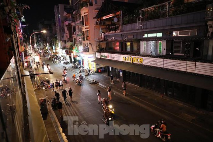Tuyến phố từng là nơi hoạt động nhộn nhịp, sầm uất bậc nhất Sài Gòn bỗng trở nên vắng hoe, chỉ còn lác đác một ít người qua lại vì khách du lịch đến đây không có chỗ vui chơi.