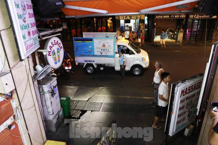 Ghi nhận của phóng viên vào khuya 14/3, hàng loạt quán bar, nhà hàng trên phố Bùi Viện đã đóng cửa ngừng hoạt động.