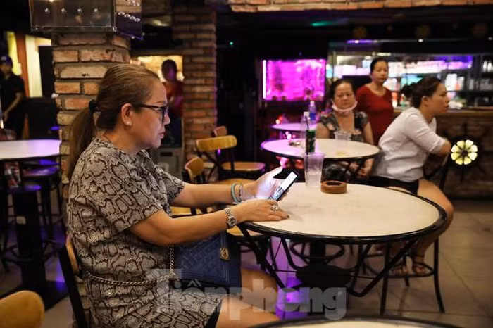 Du khách đến khu "phố Tây" Bùi Viện bất ngờ vì các hoạt động vui chơi đều ngừng hoạt động.