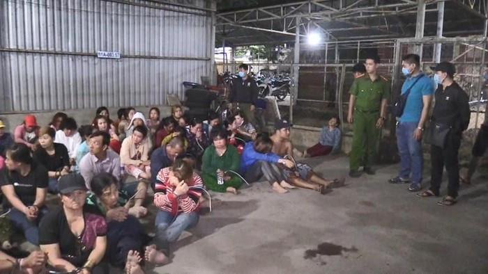 Tại hiện trường, 64 (33 là nữ giới) thu giữ hơn 1,2 tỉ đồng, nhiều bộ đàm và các dụng cụ phục vụ việc đánh bạc. Rất nhiều con bạc đã nhanh chân nhảy xuống sông tẩu thoát.