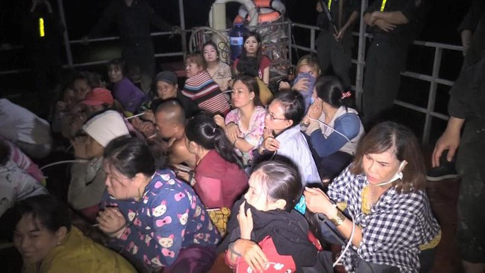 Sới bạc này nằm ở cánh đồng, giữa sông nên rất khó để phát hiện. Hằng ngày, có đội ngũ phục vụ đồ ăn thức uống cho các con bạc thả sức sát phạt nhau.