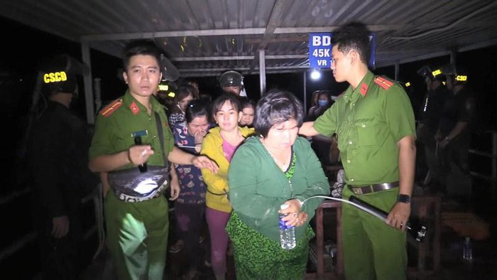 Bên cạnh đó, một nhóm người ngày đêm đóng chốt quanh khu vực sới bạc để bảo vệ. Khi có “biến”, những người này sẽ thông báo cho nhau bằng bộ đàm.