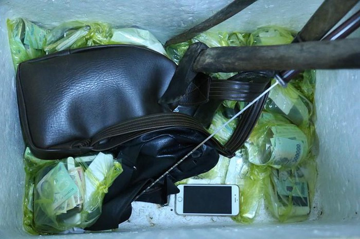 Qua công tác nắm tình hình, Công an thị xã Bến Cát phối hợp với Phòng Cảnh sát hình sự (Công an tỉnh Bình Dương) đã tung hàng trăm cán bộ chiến sĩ âm thầm tiếp cận, bao vây nhằm tóm gọn sới bạc.