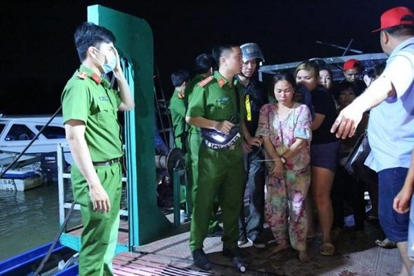 Ngày 15/3, Công an tỉnh Bình Dương cho biết vừa triệt xóa một sới bạckhủng ở giữa sông Sài Gòn, với hơn một nửa con bạc bị bắt là nữ giới. Theo điều tra ban đầu, sới bạc này nằm ở một cánh đồng giữa sông Sài Gòn, thuộc xã An Tây (thị xã Bến Cát, Bình Dương), mỗi ngày có hàng trăm con bạc từ TP.HCM và Bình Dương đi thuyền ra để sát phạt nhau.