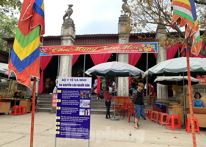 Bat chap dich Covid-19, nguoi dan van tu tap dong nguoi to chuc hau dong