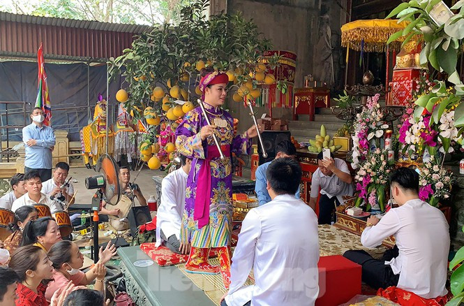 Ở phía ngồi dưới là những người thân phục vụ, người hát và thổi kèn vẫn diễn ra nhưng không sợ dịch bệnh vô hình lây lan