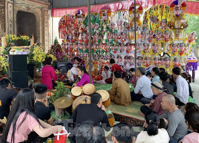 Chỉ cách đền Cô Chín khoảng 1km, đền Sòng cũng là điểm đến được nhân dân Thanh Hóa và du khách thập phương đến lễ đông nhất. Bên ngoài sân có khoảng 20 đến 30 người ngồi sát nhau xem lễ Lên Đồng mà cũng không phòng dịch đeo khẩu trang