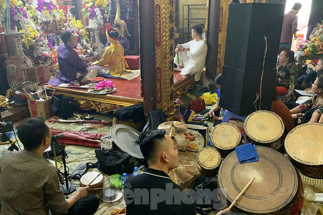 Tuy nhiên, người dẫn vẫn bất chấp dịch bệnh, tụ tập đông người không đeo khẩu trang để tổ chức hầu đồng