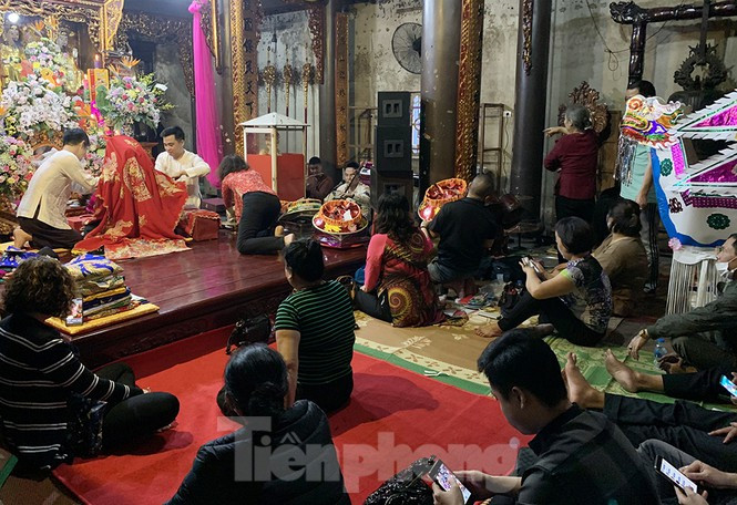 Bên trong đền còn có thêm 2-3 giá lên đồng trong tiếng nhạc inh ỏi