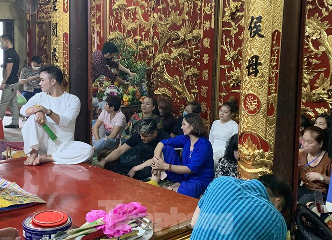 Những lúc nghỉ mọi người nói chuyện rôm rả, lác đác có vài người đeo khẩu trang