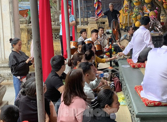 Một người bán hàng ở trước cổng đền cho biết: " Mọi người từ các nơi đến đây làm lễ hằng ngày và không sợ dịch bệnh đang diễn ra phức tạp, lại còn không quen đeo khẩu trang khi làm lễ".