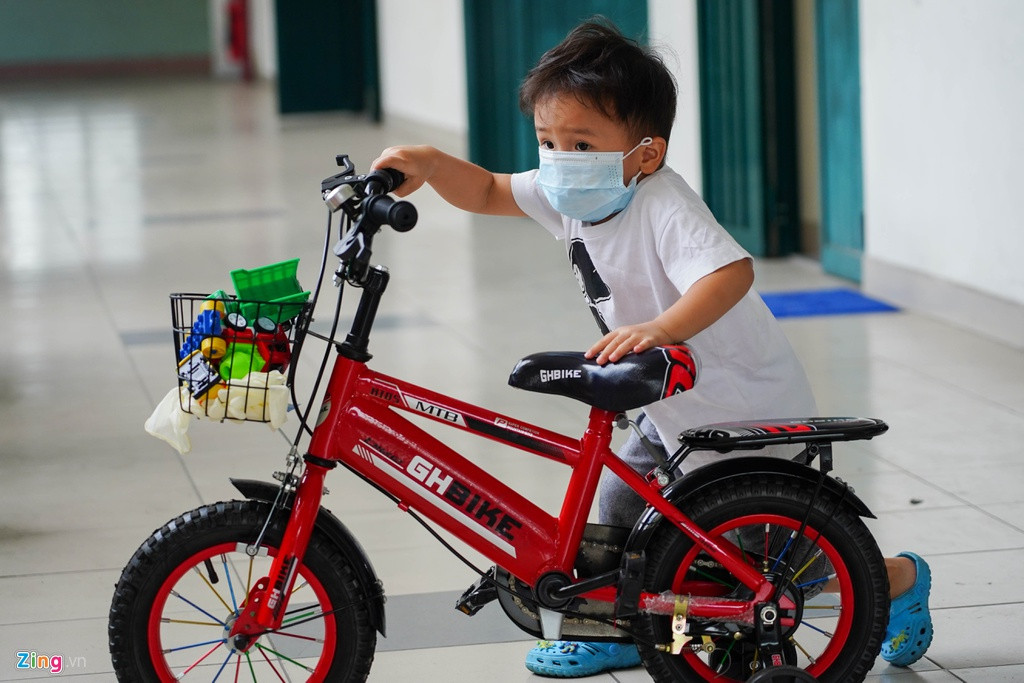 Bé Son Bùi Minh Anh (5 tuổi, con trai chị Bích) không quen thức ăn Việt Nam. Quản lý khu cách ly đã hỗ trợ chị Thuý nấu ăn trong phòng để tiện chăm sóc cho con. Chị cho biết Minh Anh rất hiếu động nên những ngày đầu, bé hay chạy xuống cầu thang, đứng khóc ở cửa sắt vì không được xuống sân chơi.