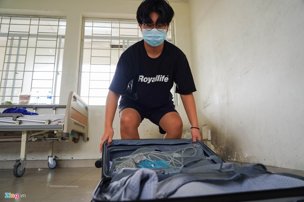 Go Seung Hun là du học sinh đang theo học tại trường đại học ở TP.HCM, có thể hiểu và nghe được vài từ tiếng Việt. Sau khi sắp xếp đồ đạc gọn gàng vào vali và nhận giấy chứng nhận hoàn thành cách ly từ tay bác sĩ Sim, anh xúc động nói “cảm ơn rất nhiều”.