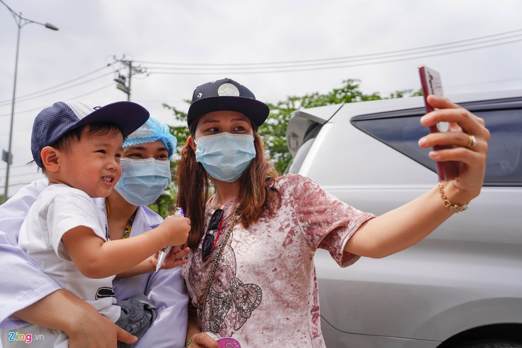 Hai mẹ con bé Minh Anh với bác sĩ Sim trước khi bước lên xe cùng gia đình, trở về với cuộc sống bình thường tại Việt Nam.