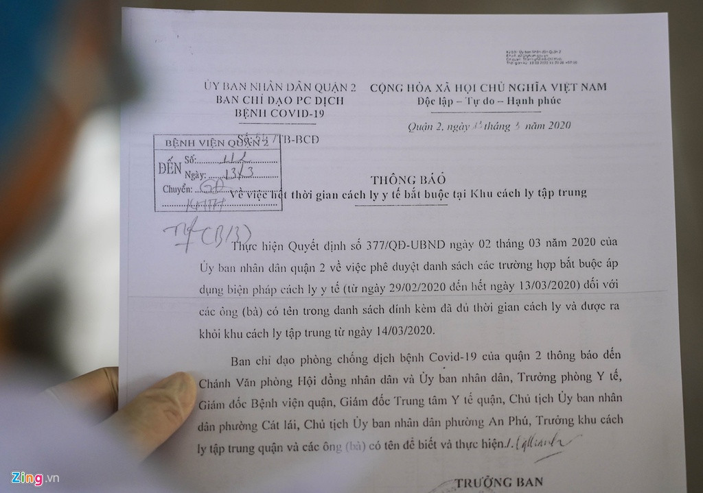 Bác sĩ Vũ Thị Sim, phụ trách kíp trực ngày 14/3, cho biết sau 14 ngày cách ly, sức khỏe của hai mẹ con chị Thuý và hai thanh niên Hàn Quốc hoàn toàn khỏe mạnh, không ghi nhận dấu hiệu bất thường. Hiện, nơi đây chỉ còn cách ly, theo dõi 8 trường hợp gồm 4 người Việt Nam và 4 người Hàn Quốc, chưa ghi nhận triệu chứng bất thường.