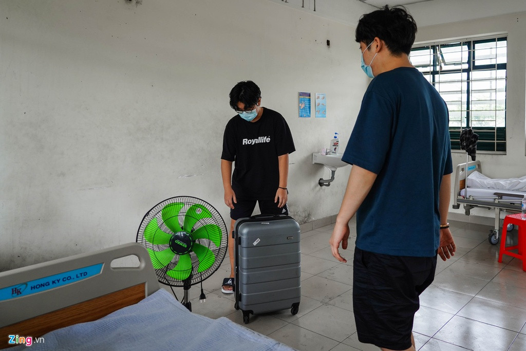 Cùng được ra khỏi khu cách ly sau 14 ngày với mẹ con chị Bích là hai du học sinh người Hàn Quốc, Go Seung Hun (20 tuổi) và Park Geunhyung (25 tuổi). Bác sĩ Vũ Thị Sim cho biết đây là hai trường hợp thuộc diện cách ly tại nhà. Tuy nhiên, do không tuân thủ cách ly nên lực lượng y tế địa phương quyết định chuyển vào khu cách ly trung tâm quận 2.