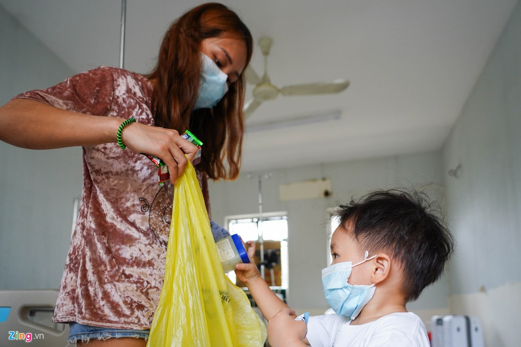 “Tôi nghĩ rằng cách ly không phải là điều đáng sợ. Thực tế là ở đây sẽ giúp mọi người an toàn hơn khi được theo dõi sức khoẻ đều đặn. 14 ngày không quá dài nếu chúng ta nghĩ và sống tích cực hơn. Ngược lại, nếu không cách ly và lây bệnh cho cộng đồng, số ngày điều trị và sống trong sợ hãi sẽ kéo dài không biết đến bao giờ”, chị Bích chia sẻ trước khi sắp xếp đồ đạc lên ôtô và nhận giấy chứng nhận cách ly từ bác sĩ.