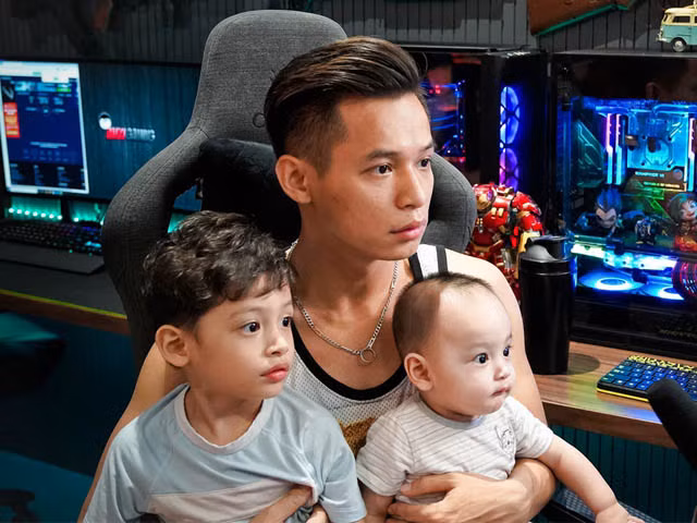 Trái với sự mong chờ đó, Độ Mixi từng thẳng thắn cho hay, tính cách của mình khi livestream và ở bên ngoài rất trái ngược nhau. Ở ngoài, nam streamer khá nghiêm túc và anh cũng nhắn fan đừng kì vọng sẽ thấy một “tộc trưởng” lầy lội như trên mạng xã hội.