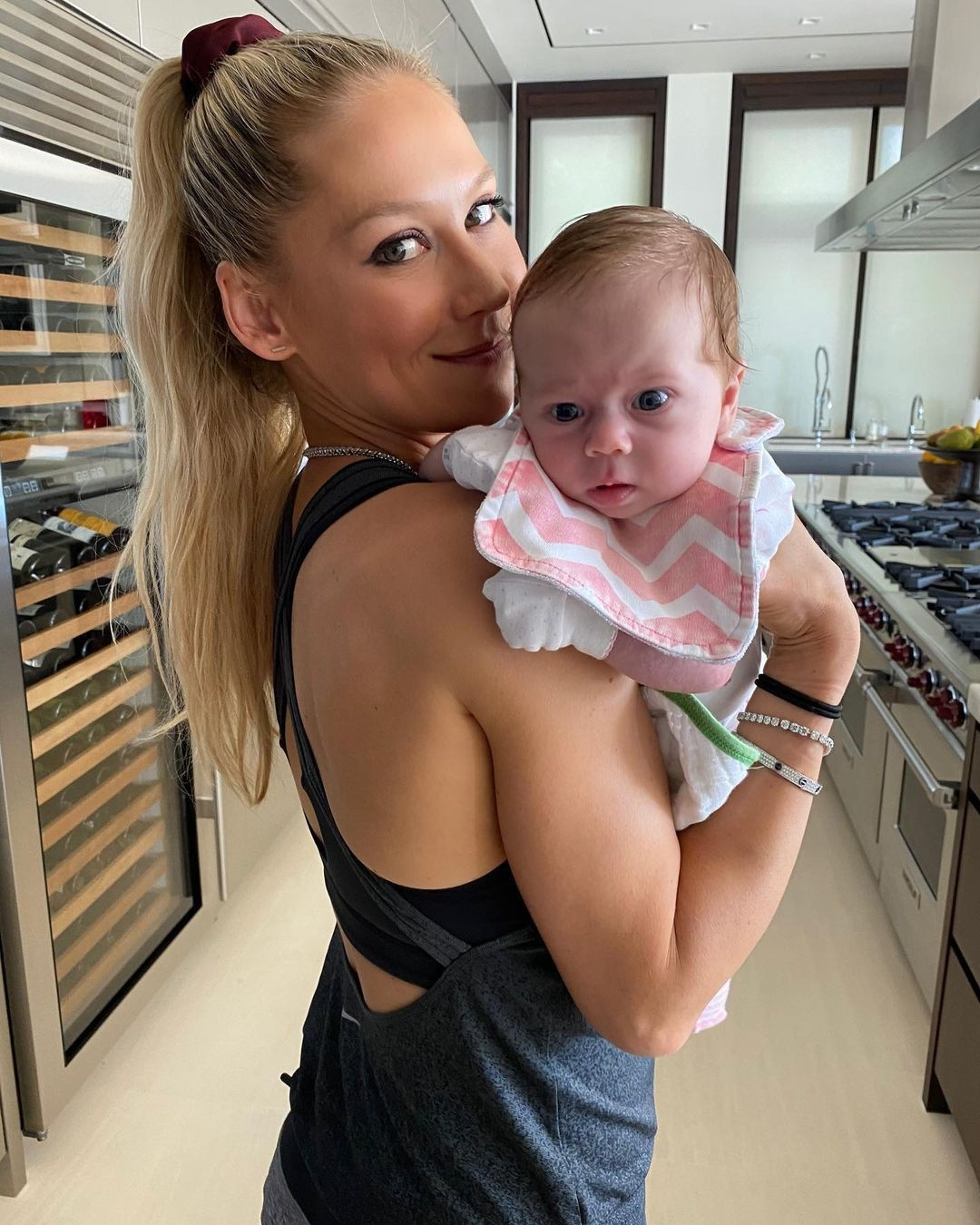 Anna Kournikova hiện có cuộc sống bình lặng hơn nhiều. Cô rời xa ánh đèn sân khấu kể từ khi giải nghệ vào năm 2003 do hàng loạt chấn thương chủ yếu liên quan đến lưng.