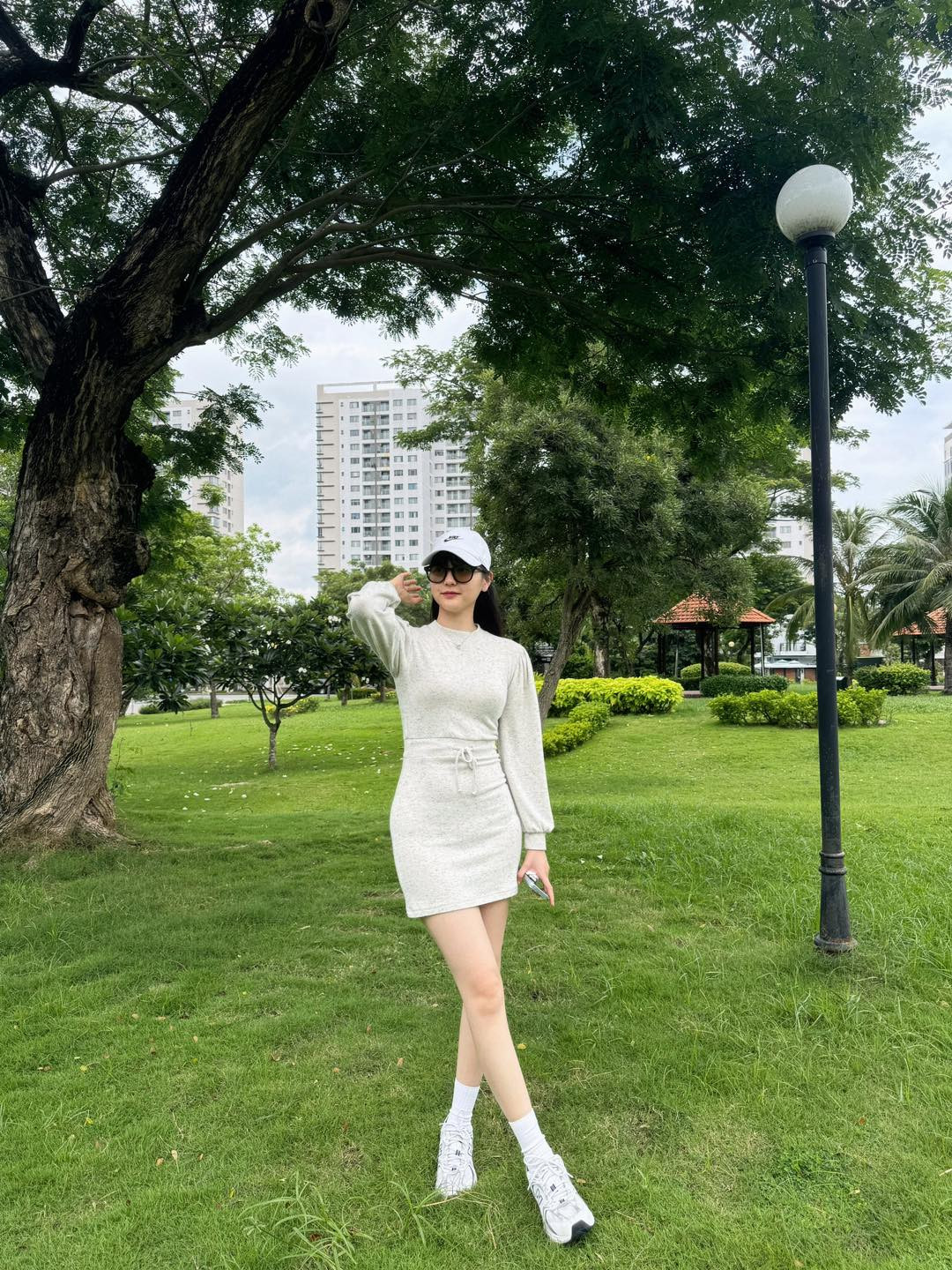 Hải Tú khoe cặp chân dài thẳng tắp, được Hari Won khen ngợi không ngớt. Nhiều fan dành lời khen ngợi cho vẻ ngoài và vóc dáng của nữ diễn viên.